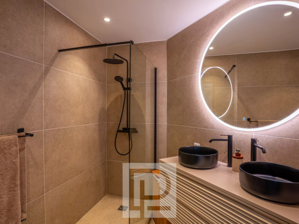 Salle de bain moderne avec douche à l'italienne et double vasque