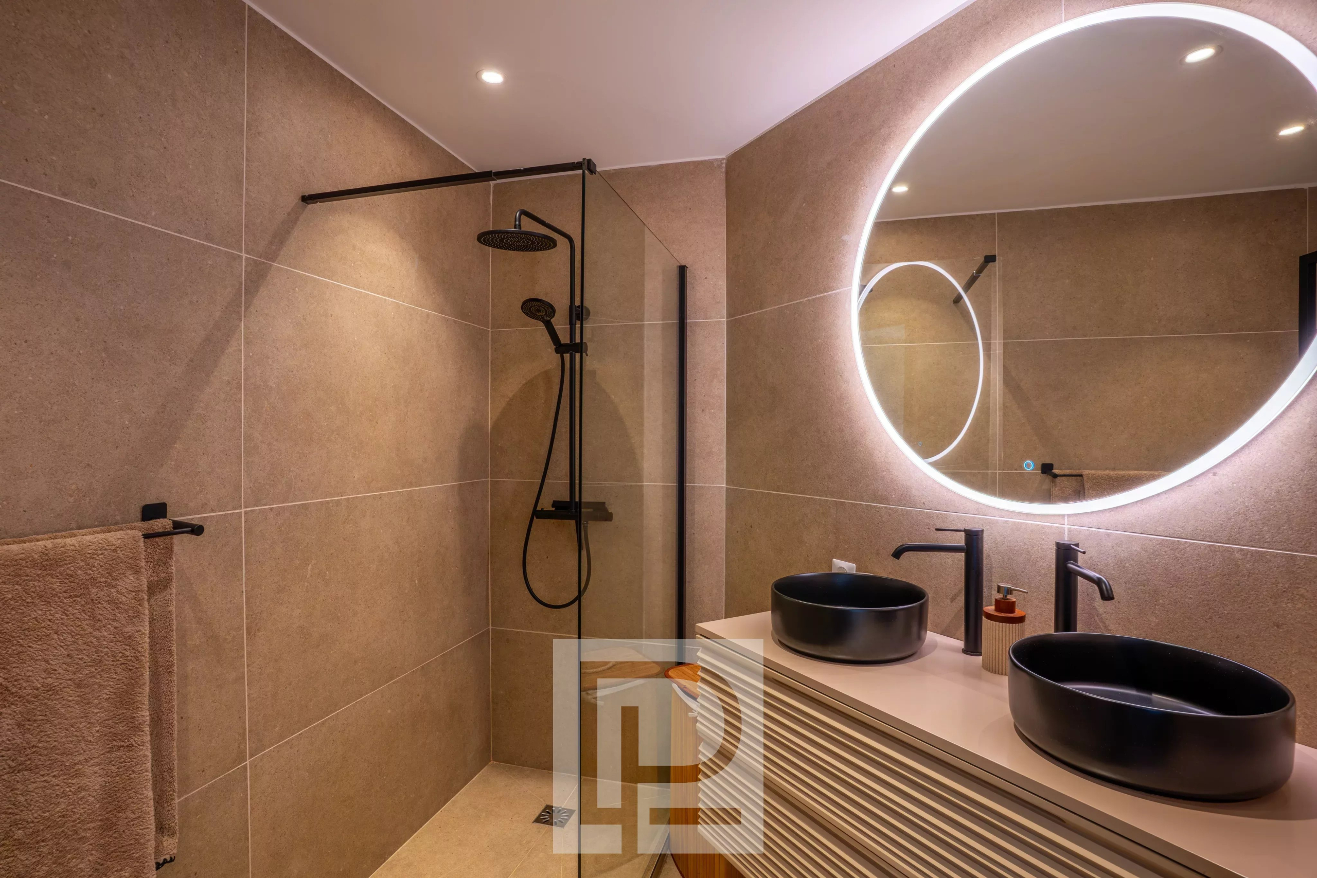 Salle de bain rénovée Salle de bain moderne avec douche à l'italienne et double vasque