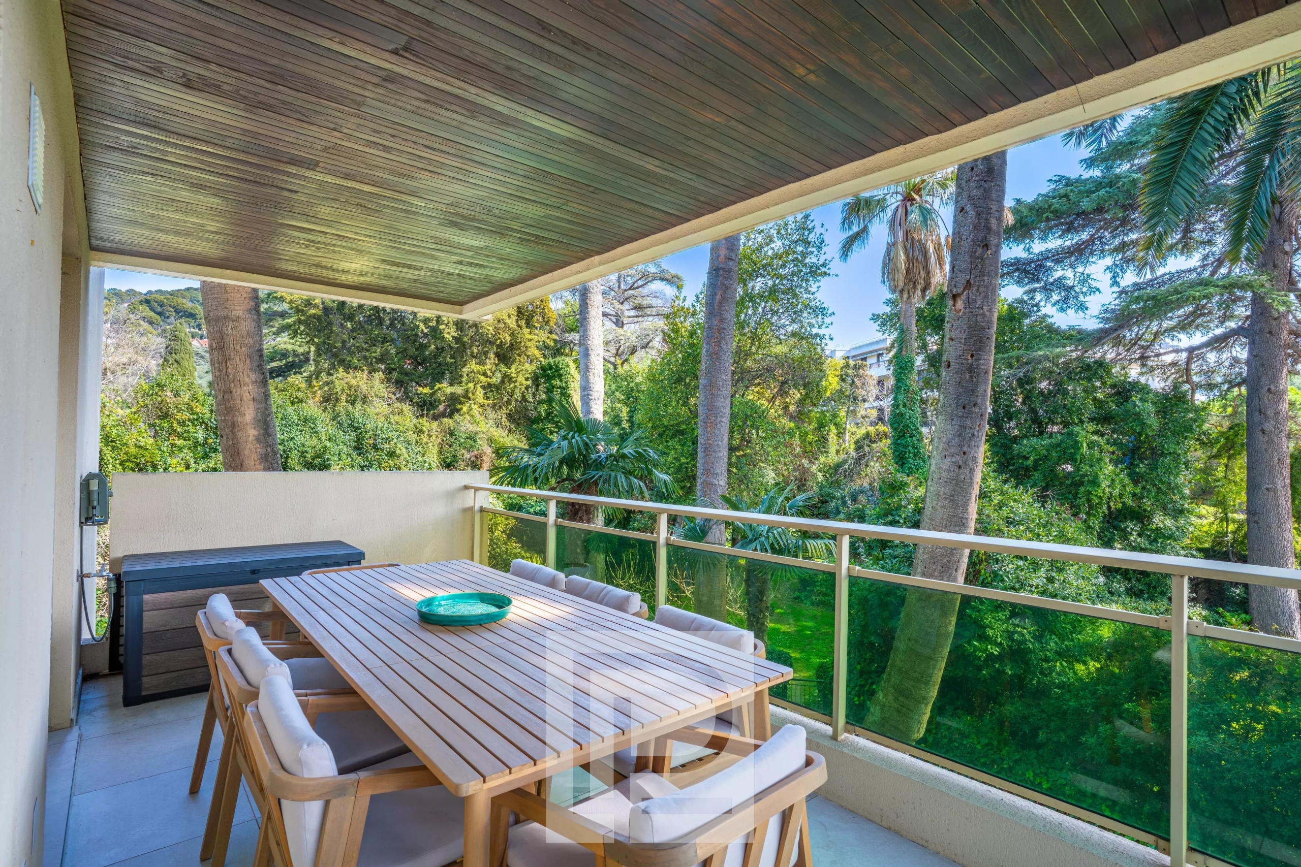 Terrasse d’un appartement rénové à Cannes Terrasse d'angle de 26m² avec table pour 8 personnes dans un appartement rénové à Cannes.