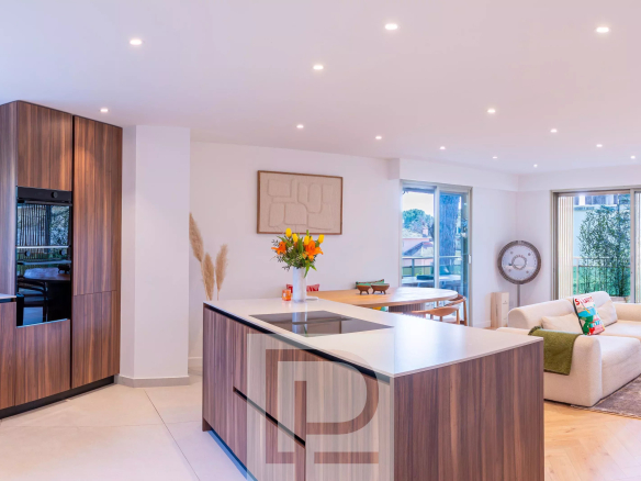 Intérieur d'un appartement rénové à Cannes avec cuisine moderne et salon lumineux