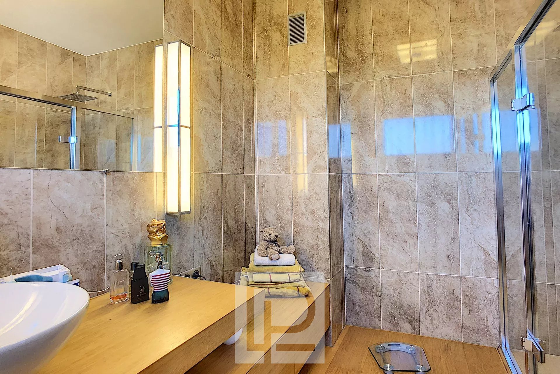 Elegant bathroom Modern bathroom with shower, sink and marble decor.
