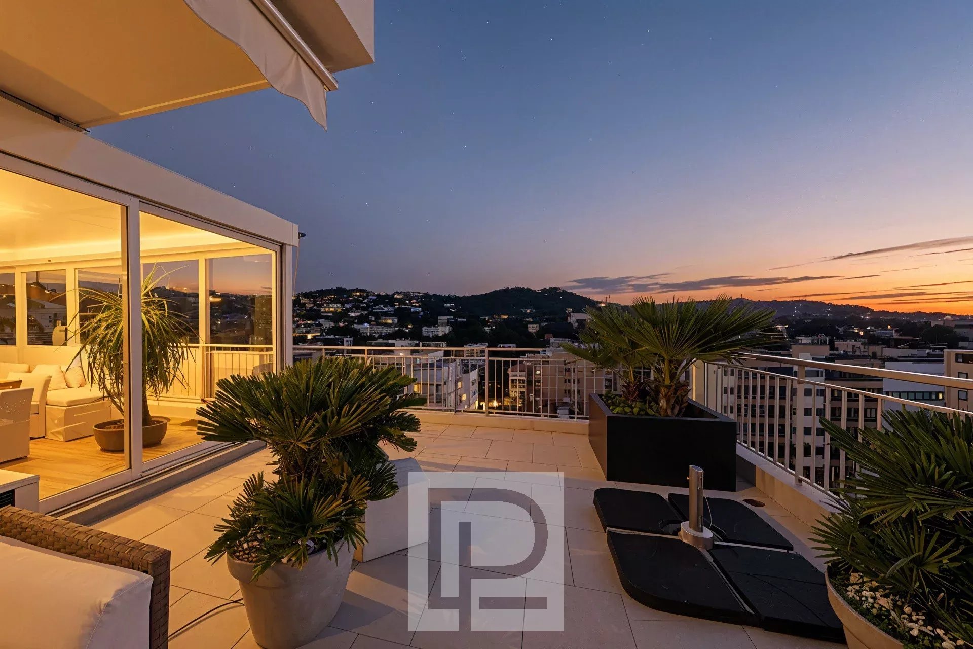 Rooftop with a view in Le Cannet Apartment terrace with sunset views in Le Cannet, surrounded by plants.