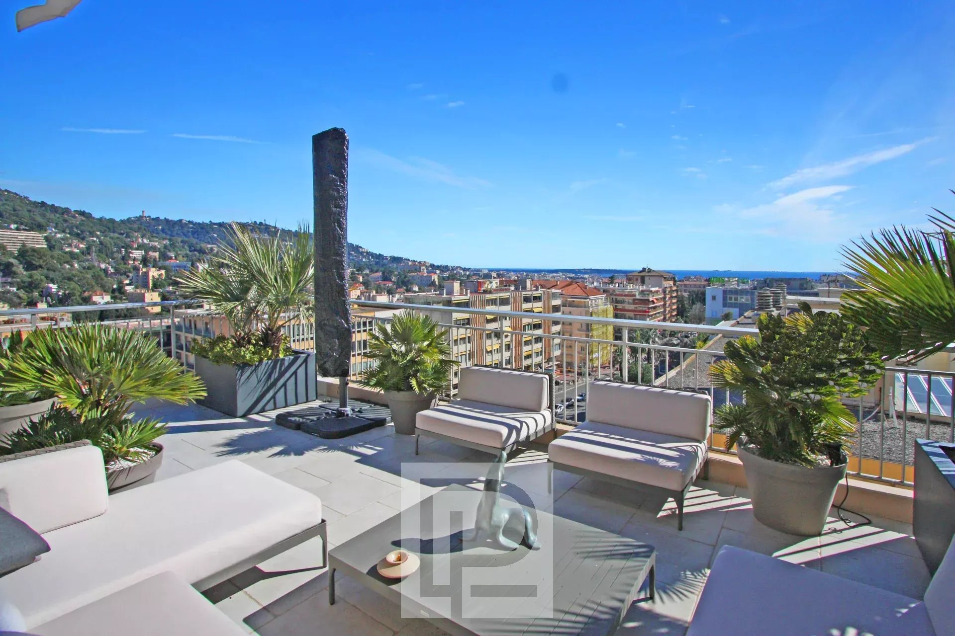 Modern rooftop in Le Cannet Rooftop of an apartment in Le Cannet with views of the city and the sea, modern furniture and plants.
