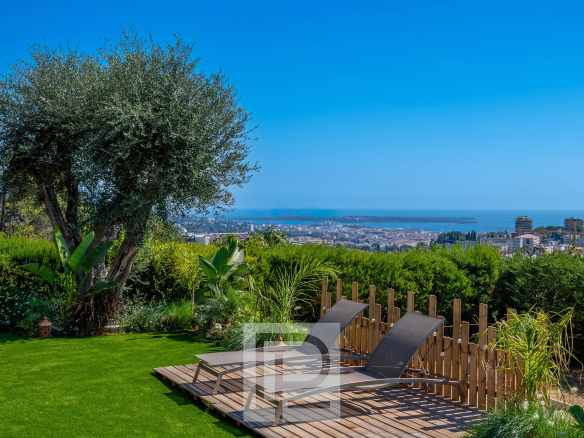 Jardin avec chaises longues et vue panoramique sur la mer à Mougins
