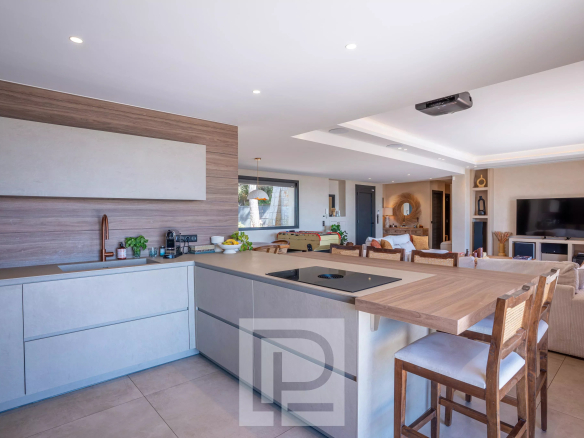 Intérieur d'une villa rénovée avec cuisine moderne et espace de vie lumineux à Mougins.