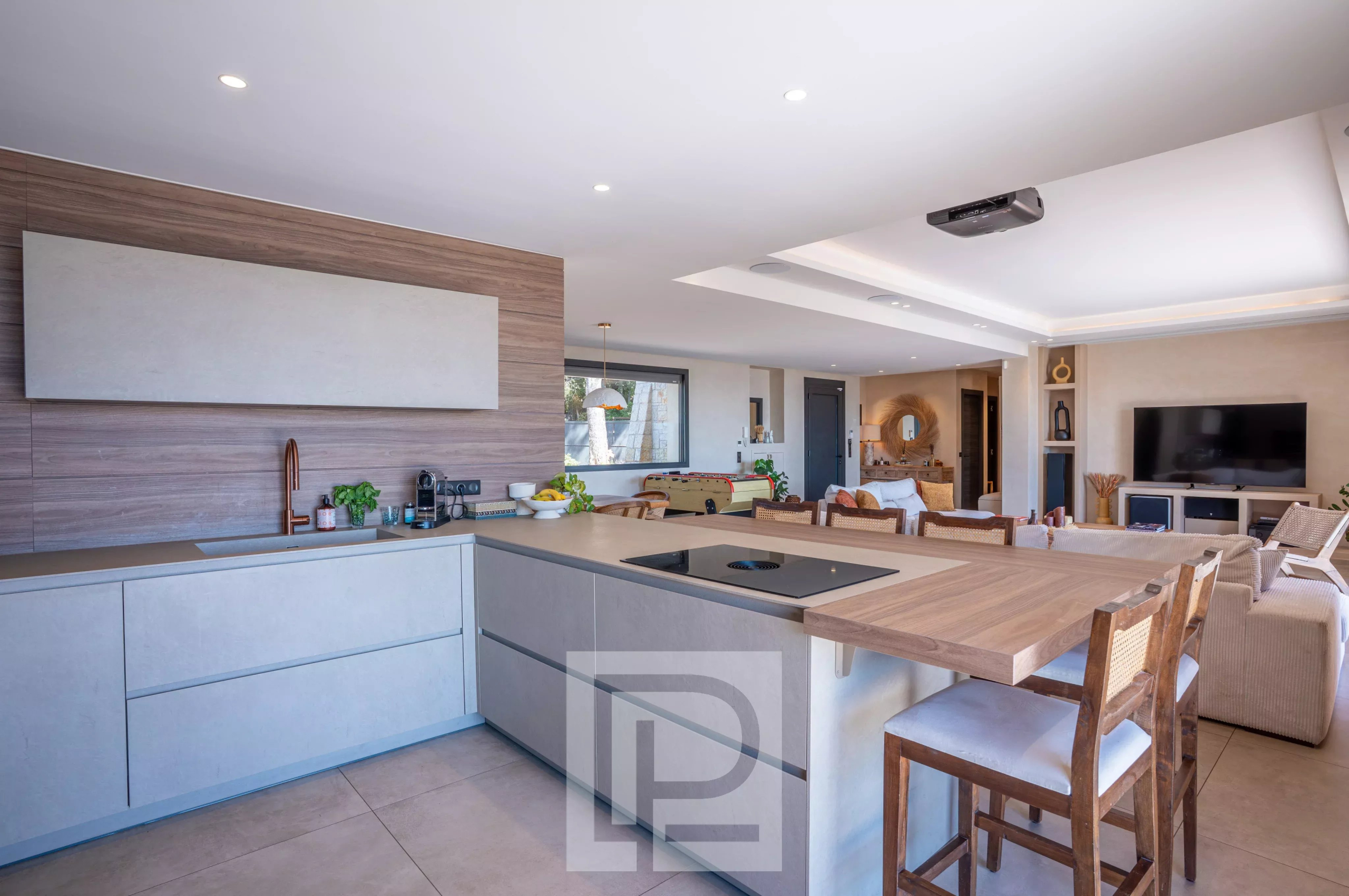 Intérieur d'une villa rénovée avec cuisine moderne et espace de vie lumineux à Mougins.