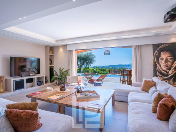 Intérieur d'une villa moderne avec salon lumineux et vue sur la mer à Mougins.