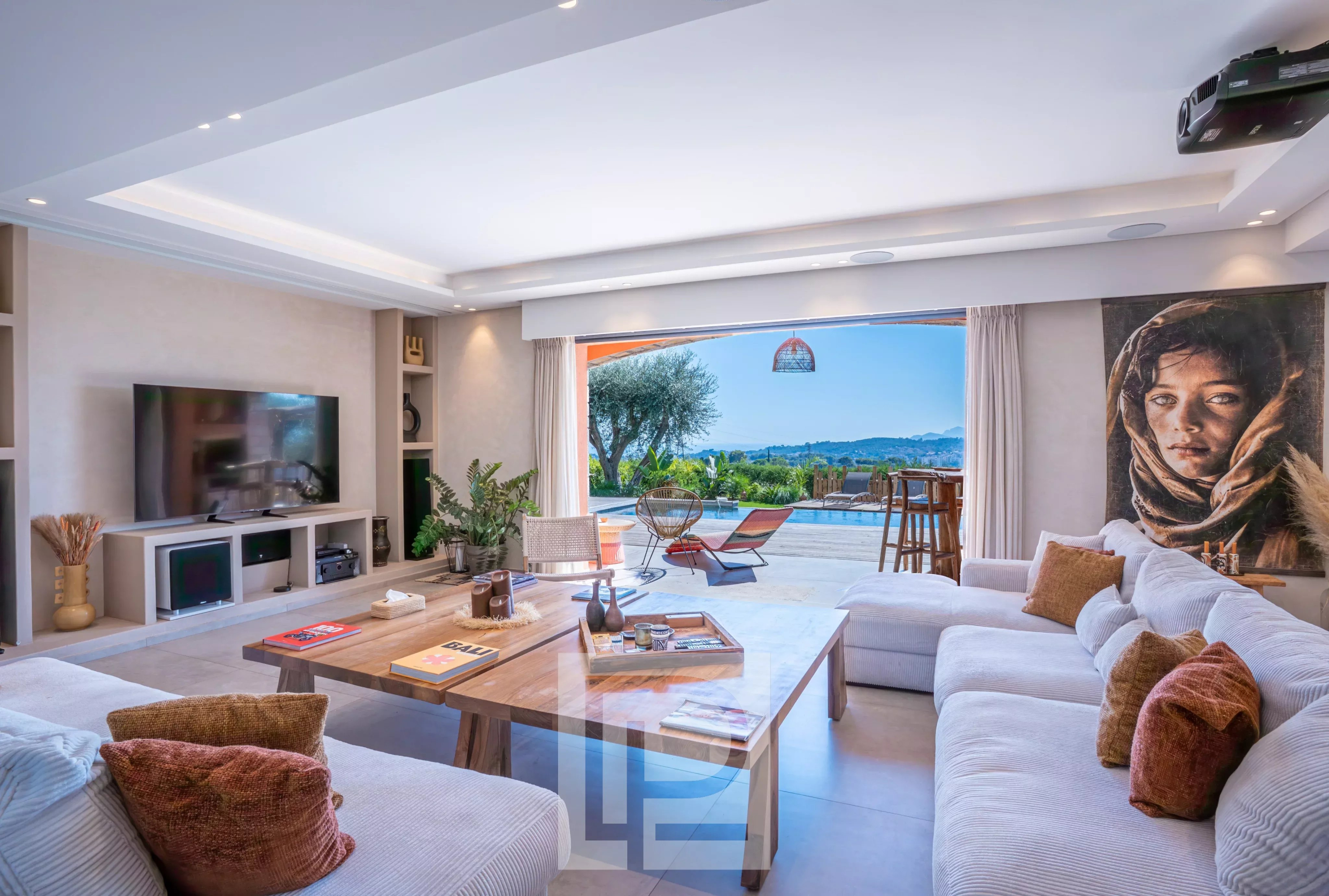 Intérieur d'une villa moderne avec salon lumineux et vue sur la mer à Mougins.