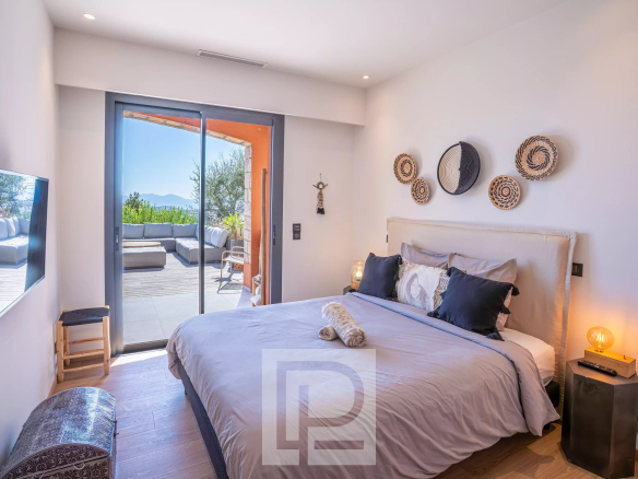 Chambre d'une villa rénovée avec vue sur la mer à Mougins.