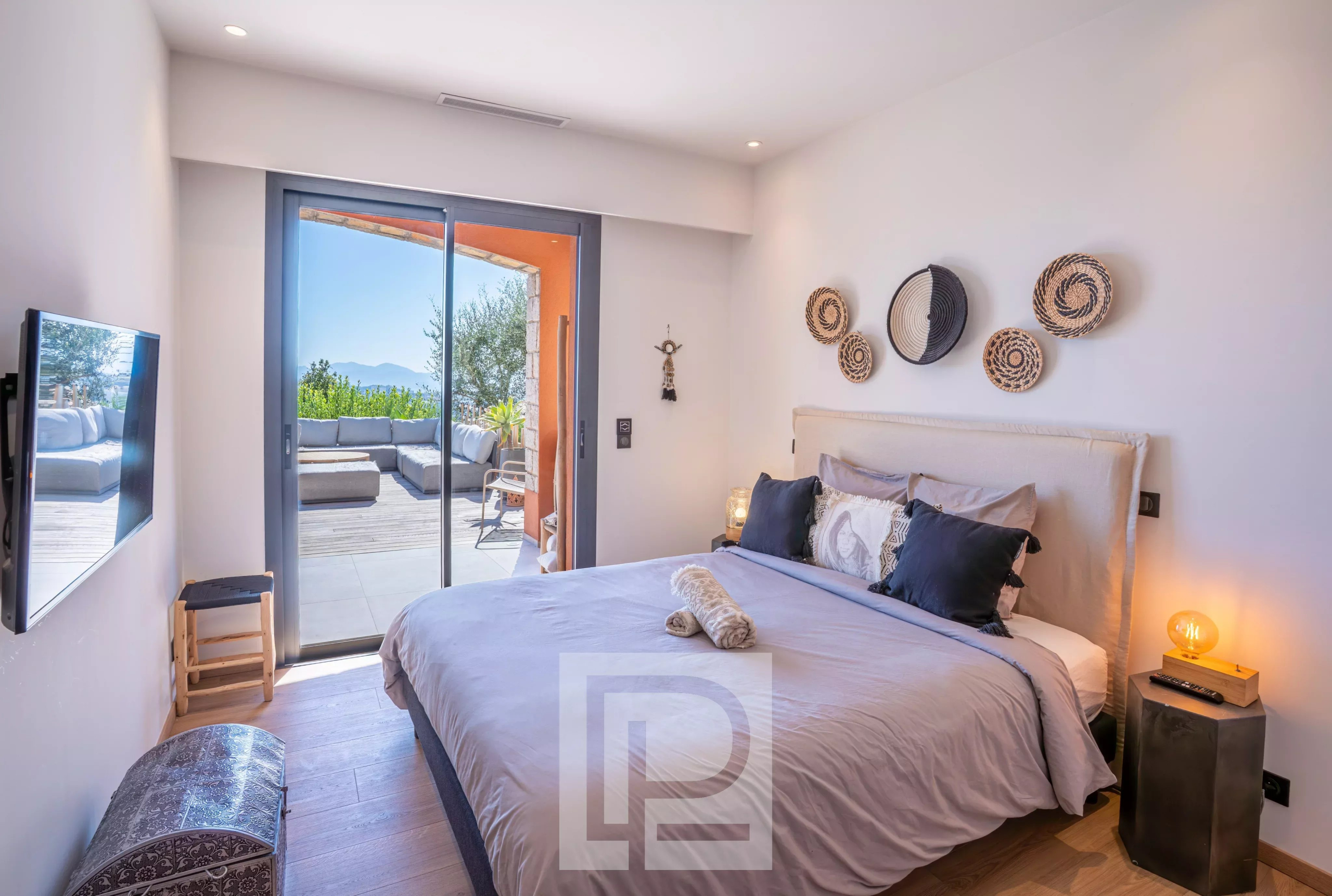 Chambre d'une villa rénovée avec vue sur la mer à Mougins.