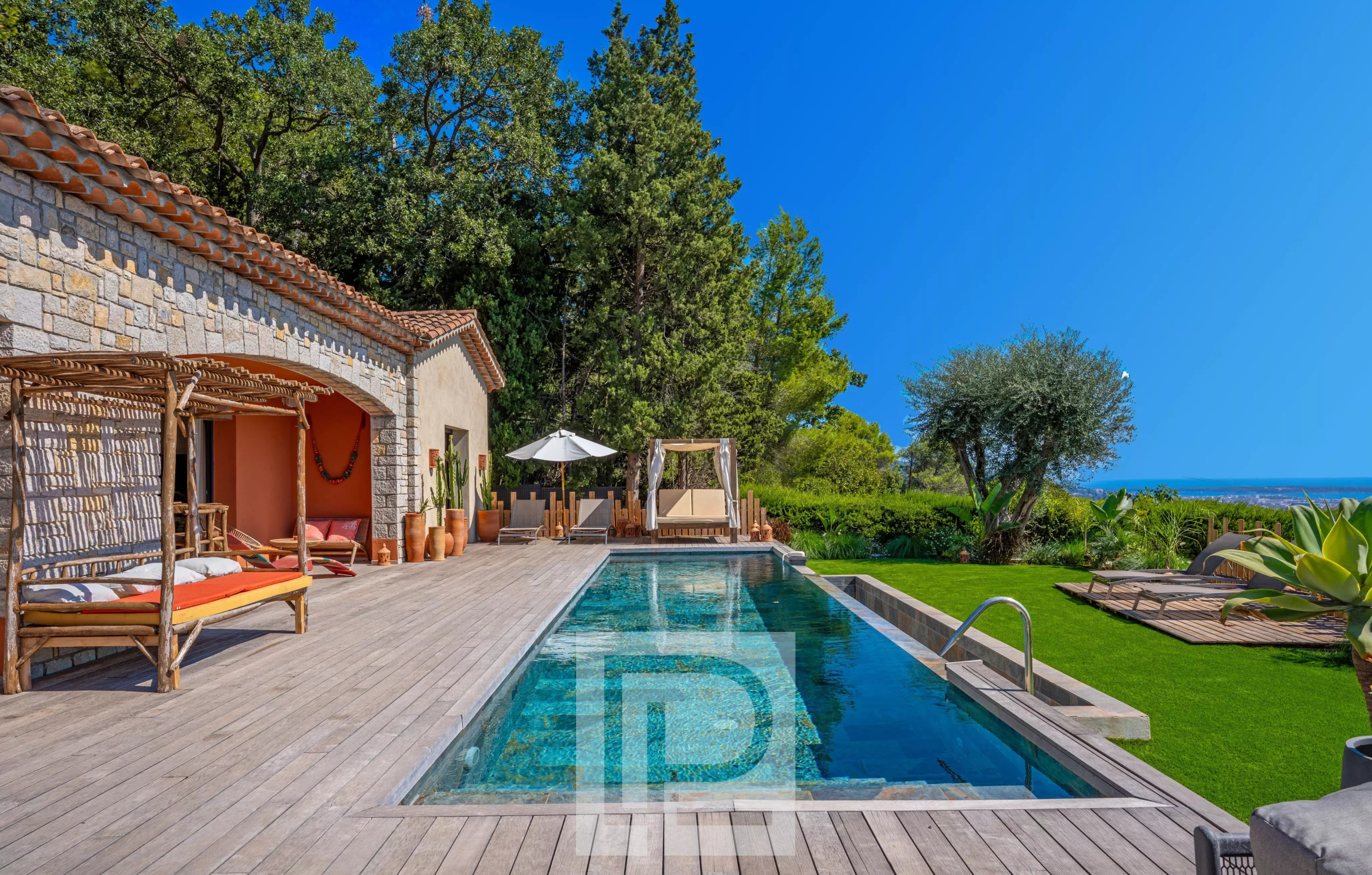 Villa rénovée avec piscine et terrasse, vue sur la mer à Mougins.