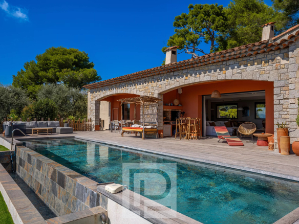 Villa rénovée avec piscine et terrasse, vue sur la mer à Mougins.