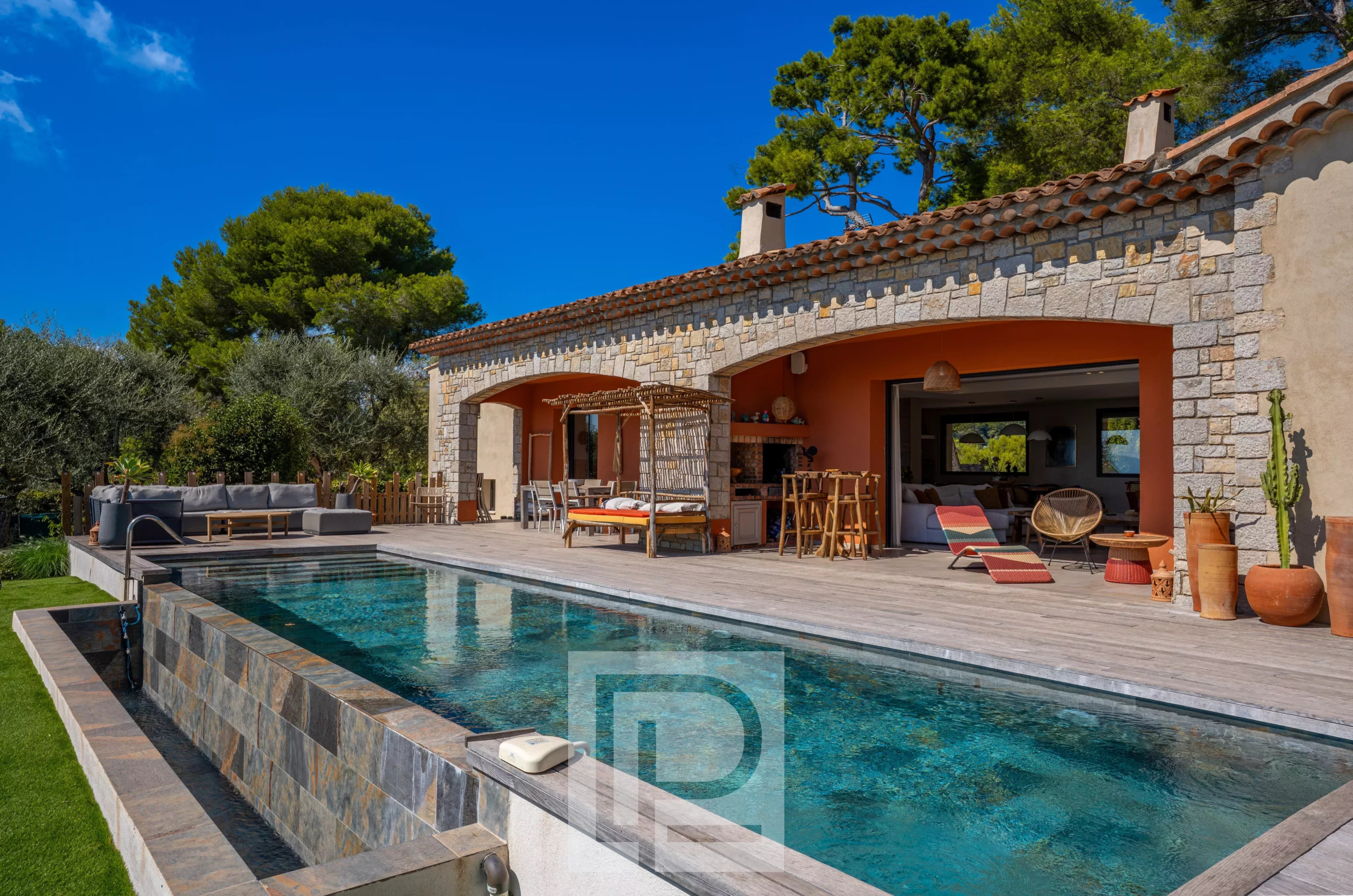 Villa rénovée avec piscine et terrasse, vue sur la mer à Mougins.