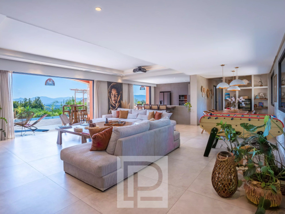 Intérieur d'une villa rénovée à Mougins avec vue sur la mer, salon spacieux et moderne.