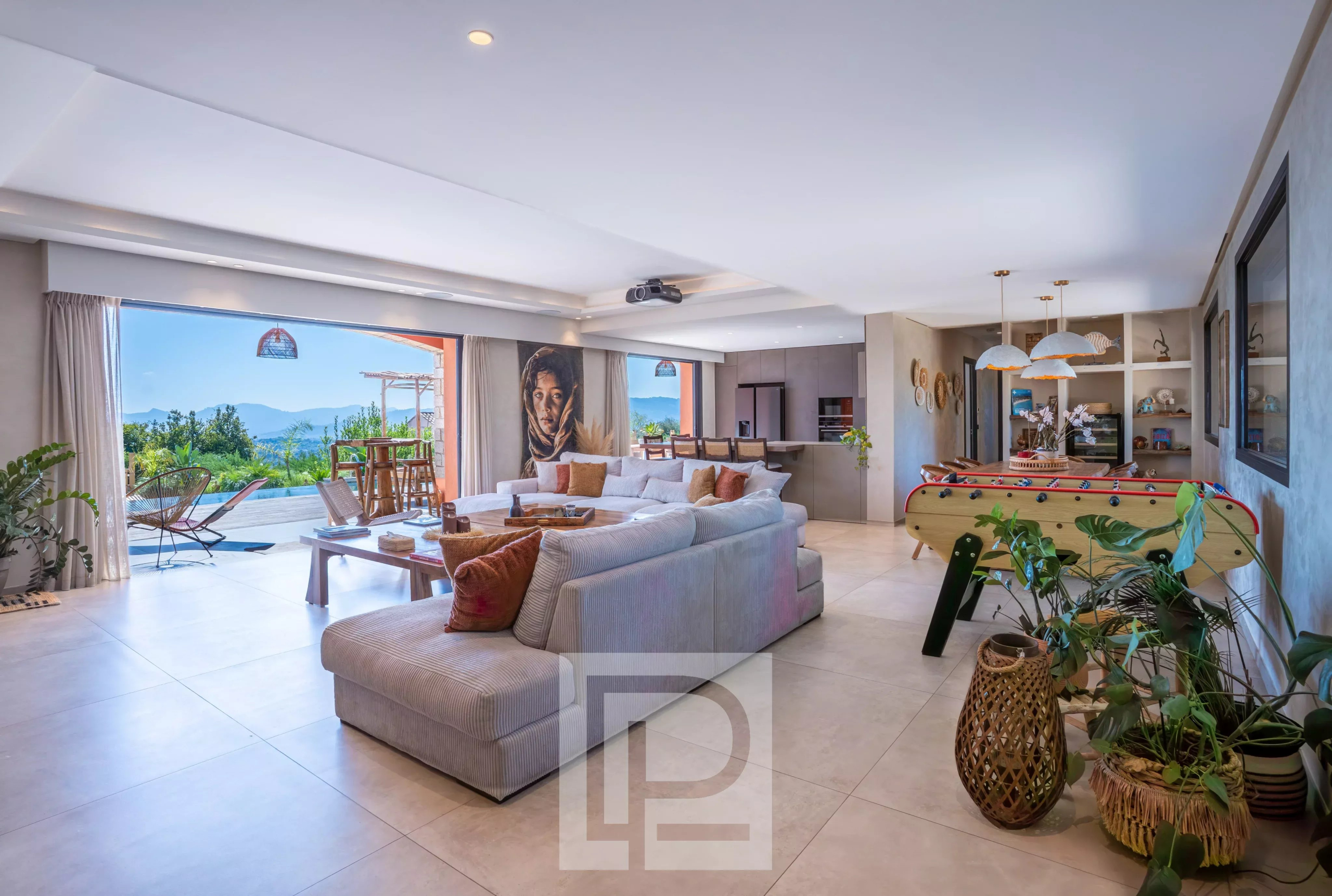 Intérieur d'une villa rénovée à Mougins avec vue sur la mer, salon spacieux et moderne.