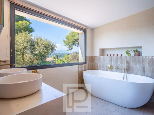 Salle de bain moderne avec baignoire et vue sur la mer à Mougins.