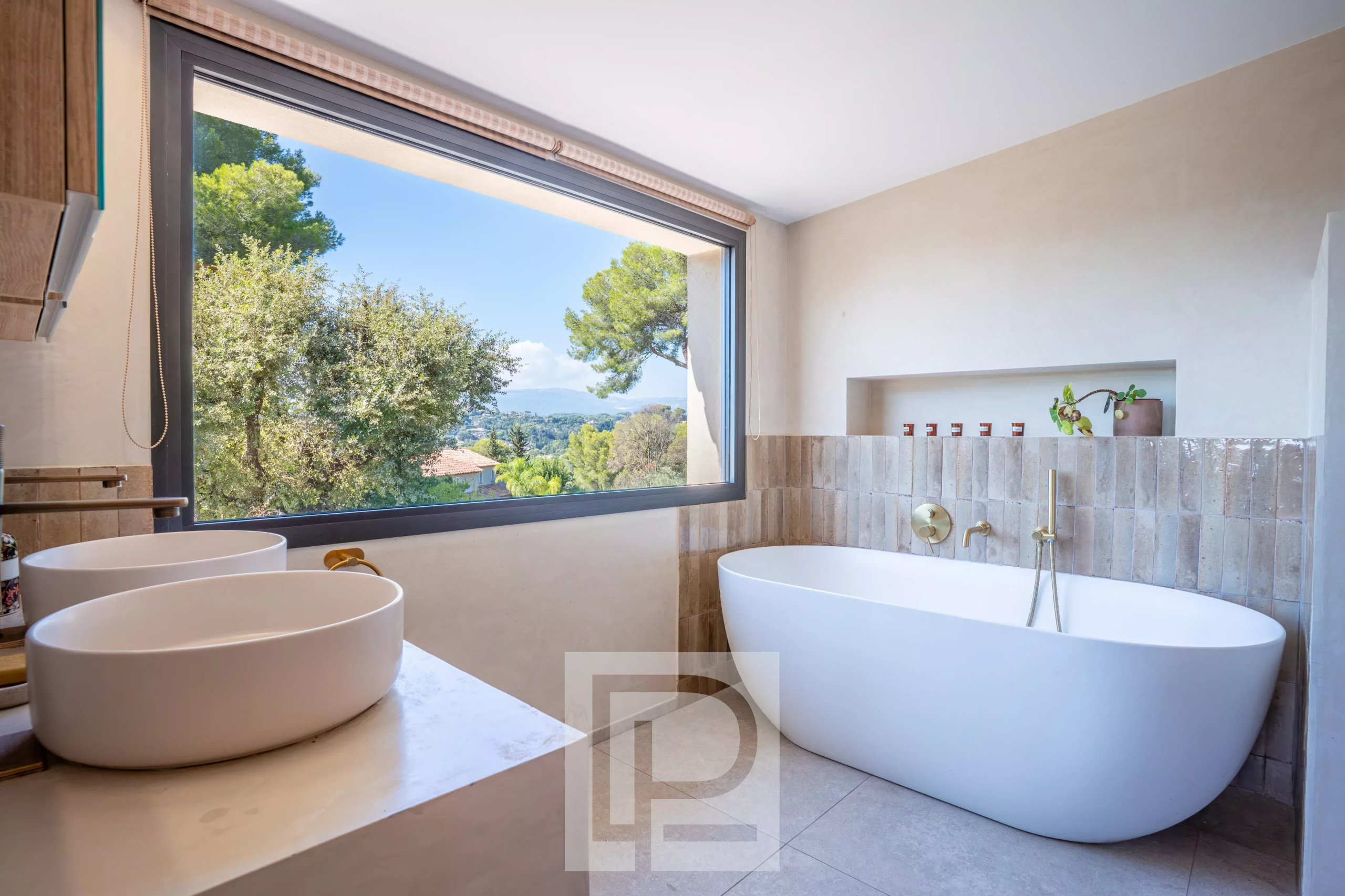 Salle de bain moderne avec baignoire et vue sur la mer à Mougins.