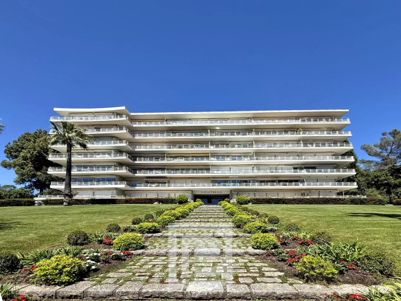 Résidence de grand standing à Cannes avec parc verdoyant et appartements lumineux.
