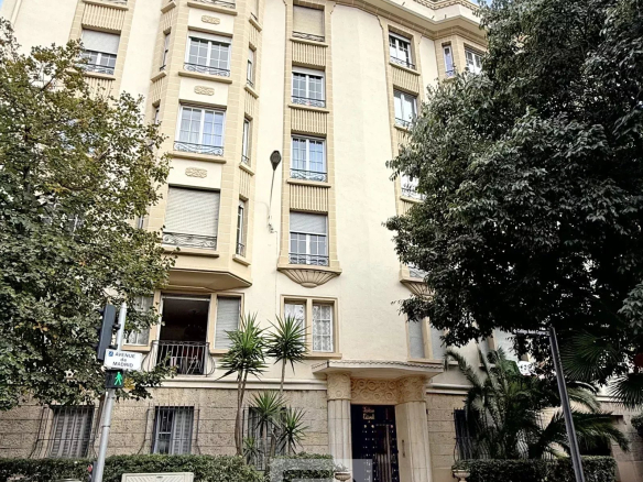 Façade d'un immeuble de style Bourgeois à Cannes, résidentiel et emblématique des années 30.