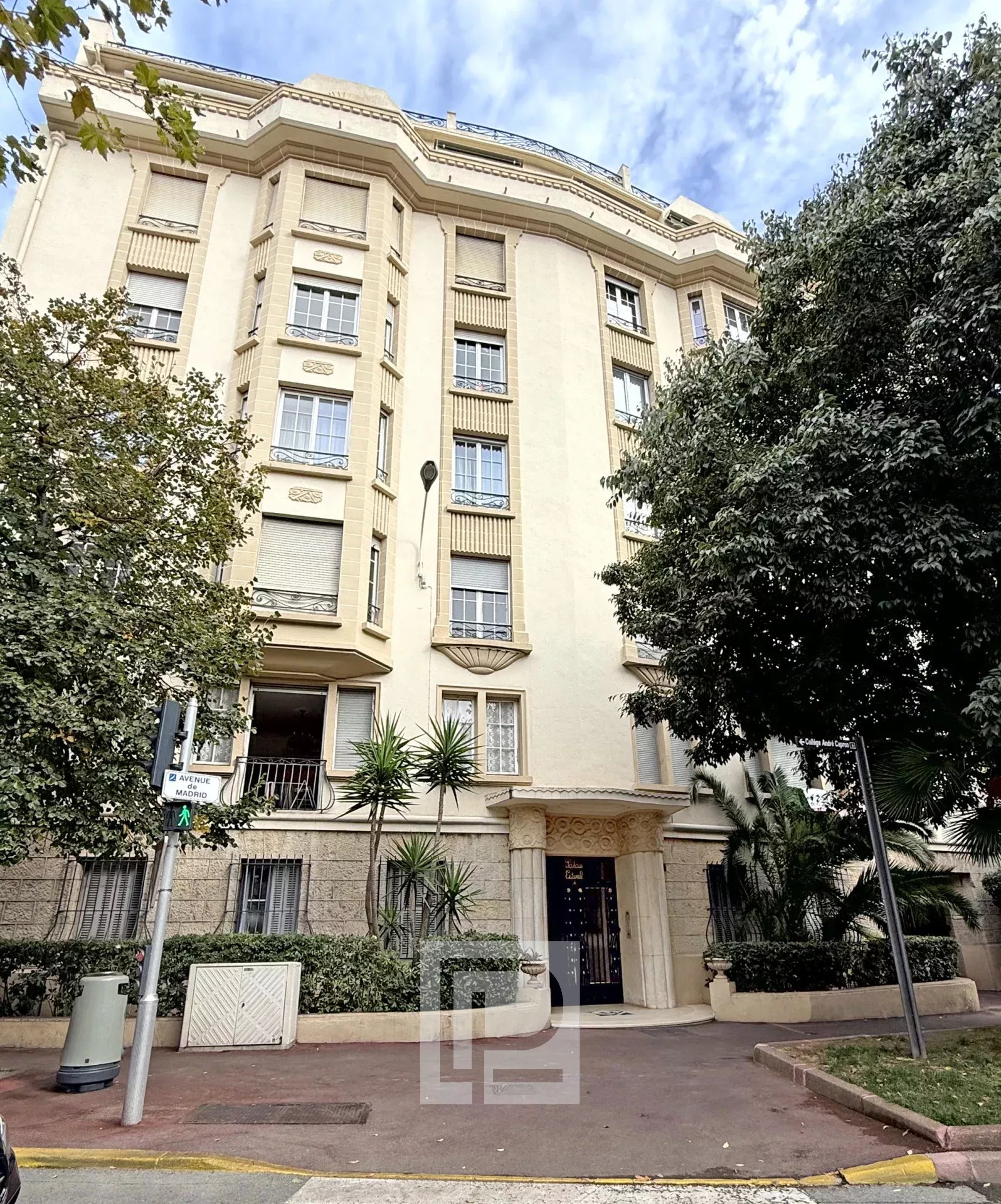 Immeuble Bourgeois à Cannes Façade d'un immeuble de style Bourgeois à Cannes, résidentiel et emblématique des années 30.