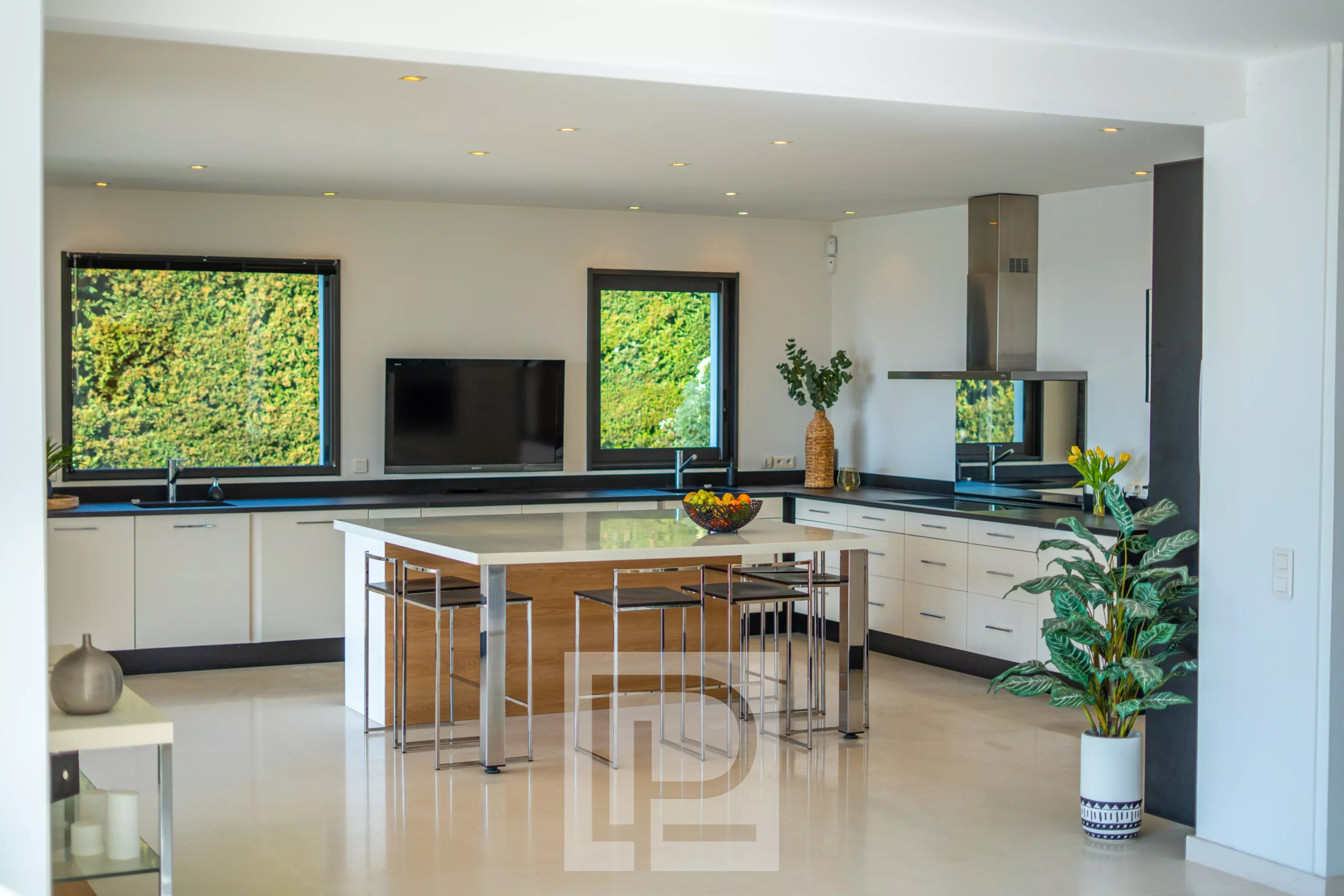 Cuisine moderne dans une villa à Mougins Intérieur d'une villa moderne avec cuisine ouverte et grandes fenêtres à Mougins.