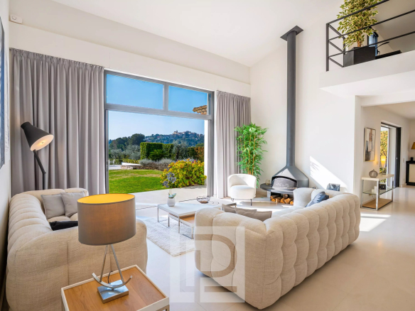 Intérieur d'une villa californienne avec vue sur le jardin et le village de Mougins.