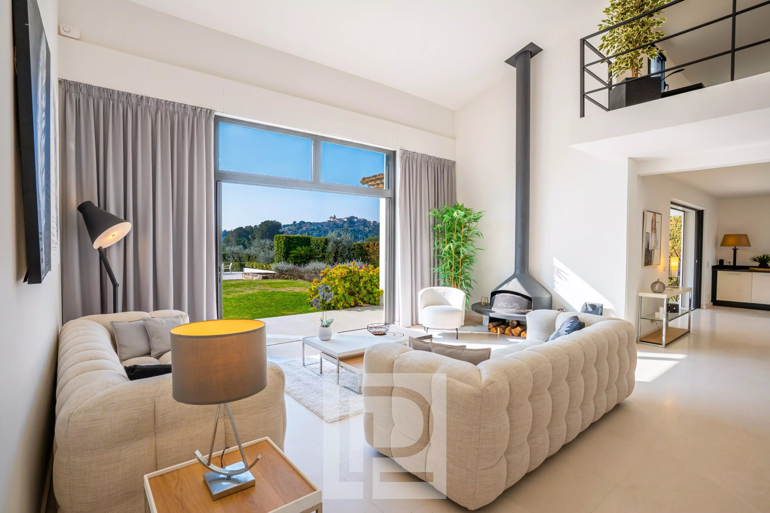 Intérieur d’une villa à Mougins Intérieur d'une villa californienne avec vue sur le jardin et le village de Mougins.