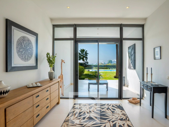 Intérieur d'une villa californienne avec vue sur la mer et le jardin à Mougins.