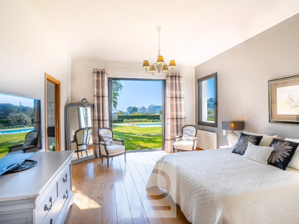 Chambre lumineuse avec vue sur le jardin et la mer, dans une villa californienne à Mougins.