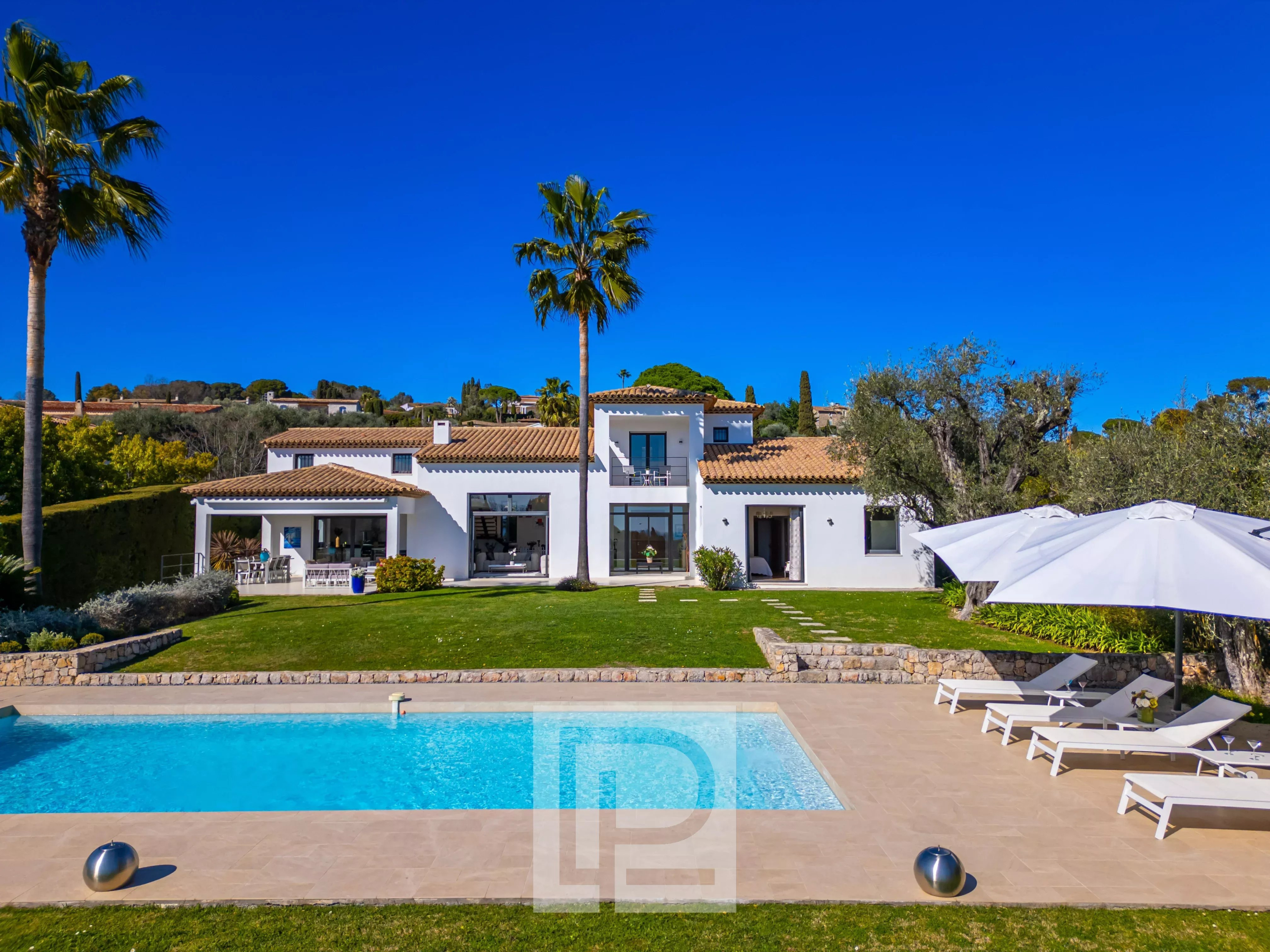Superbe villa californienne à Mougins Villa californienne avec piscine, vue sur mer et jardin à Mougins