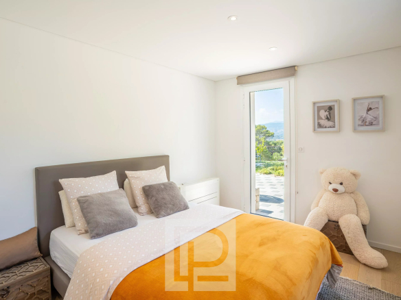 Room in a Provençal villa with double bed and teddy bear, view of the hills.