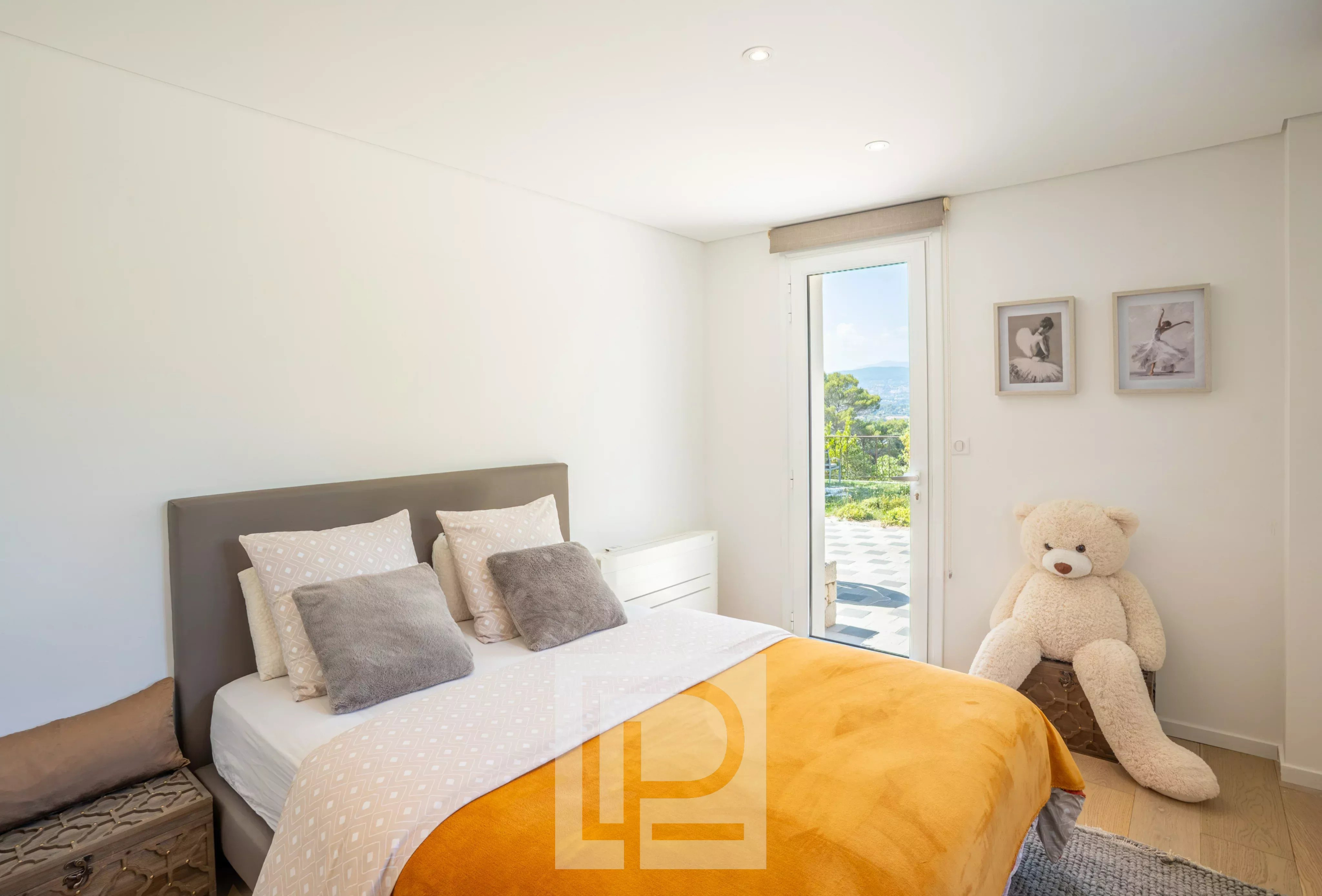 Elegant room in a Provençal villa Room in a Provençal villa with double bed and teddy bear, view of the hills.