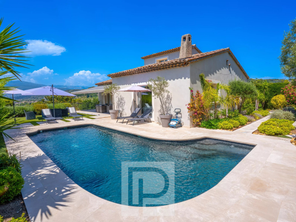 Renovated Provençal villa with swimming pool and garden, overlooking the hills in Mougins.
