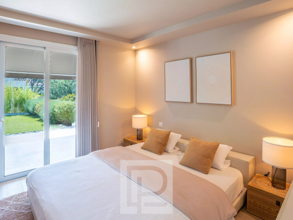Room in a renovated Provençal villa with access to a garden, Mougins.