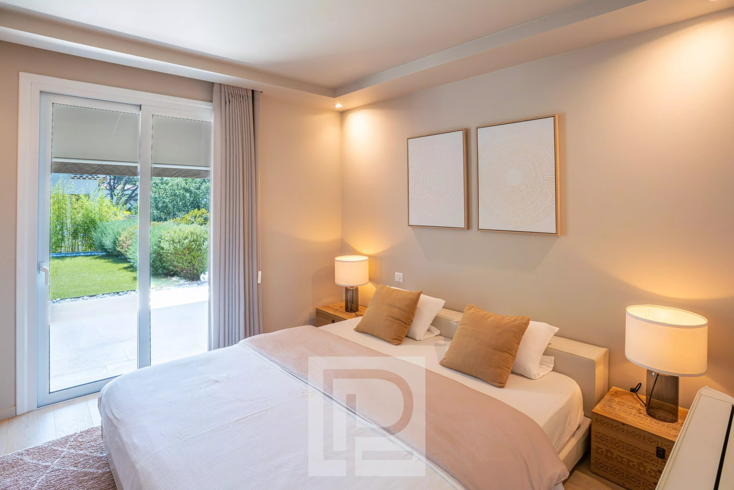 Elegant room in a Provençal villa Room in a renovated Provençal villa with access to a garden, Mougins.