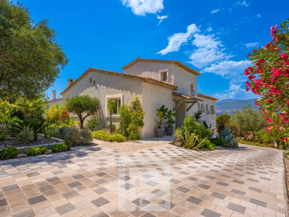 Renovated Provençal villa with garden and driveway, Mougins.