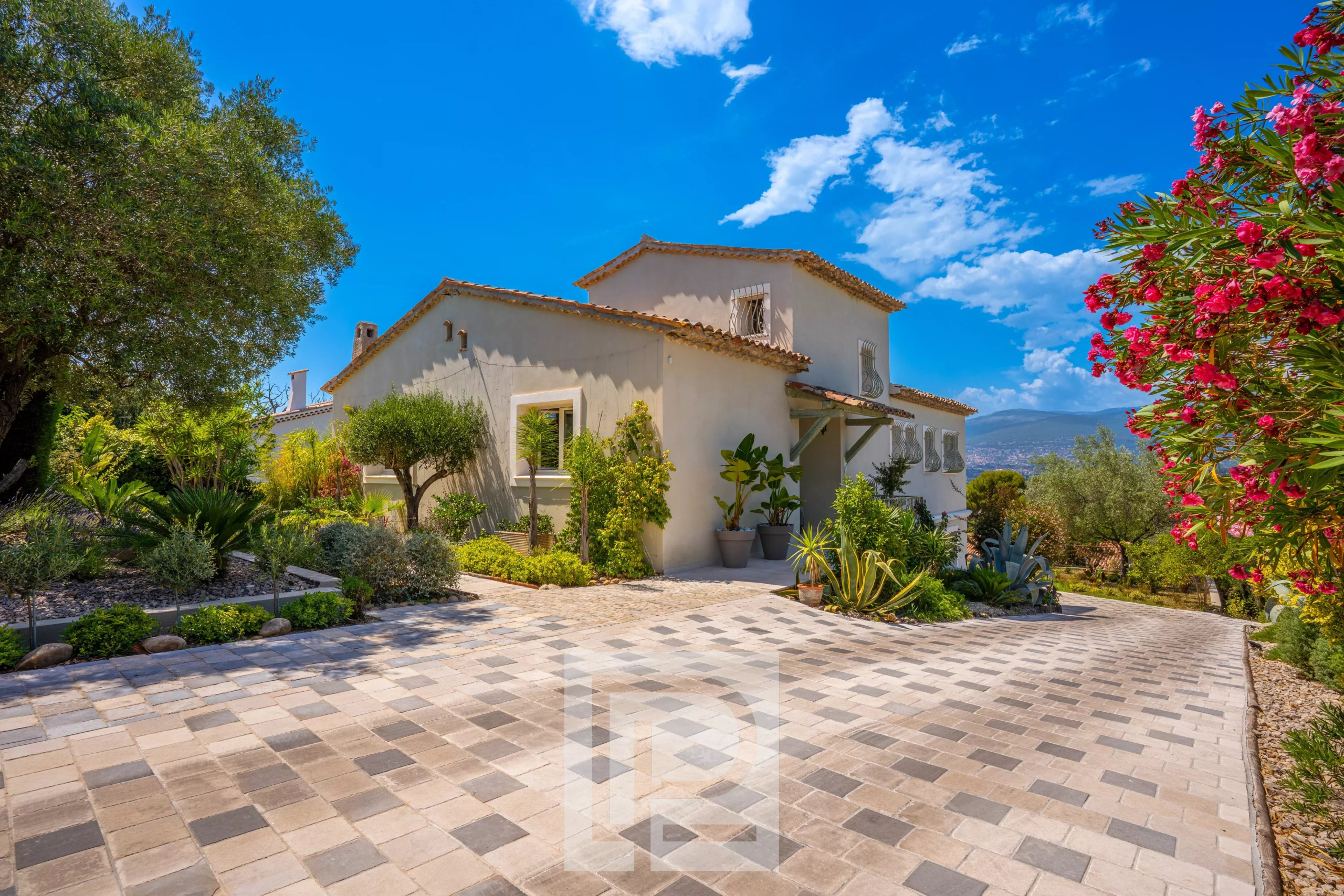 Provençal villa in Mougins Renovated Provençal villa with garden and driveway, Mougins.