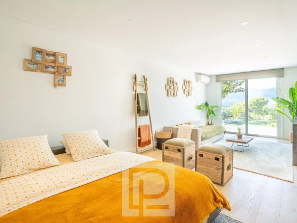 Bright room with double bed and access to a garden, overlooking the hills.