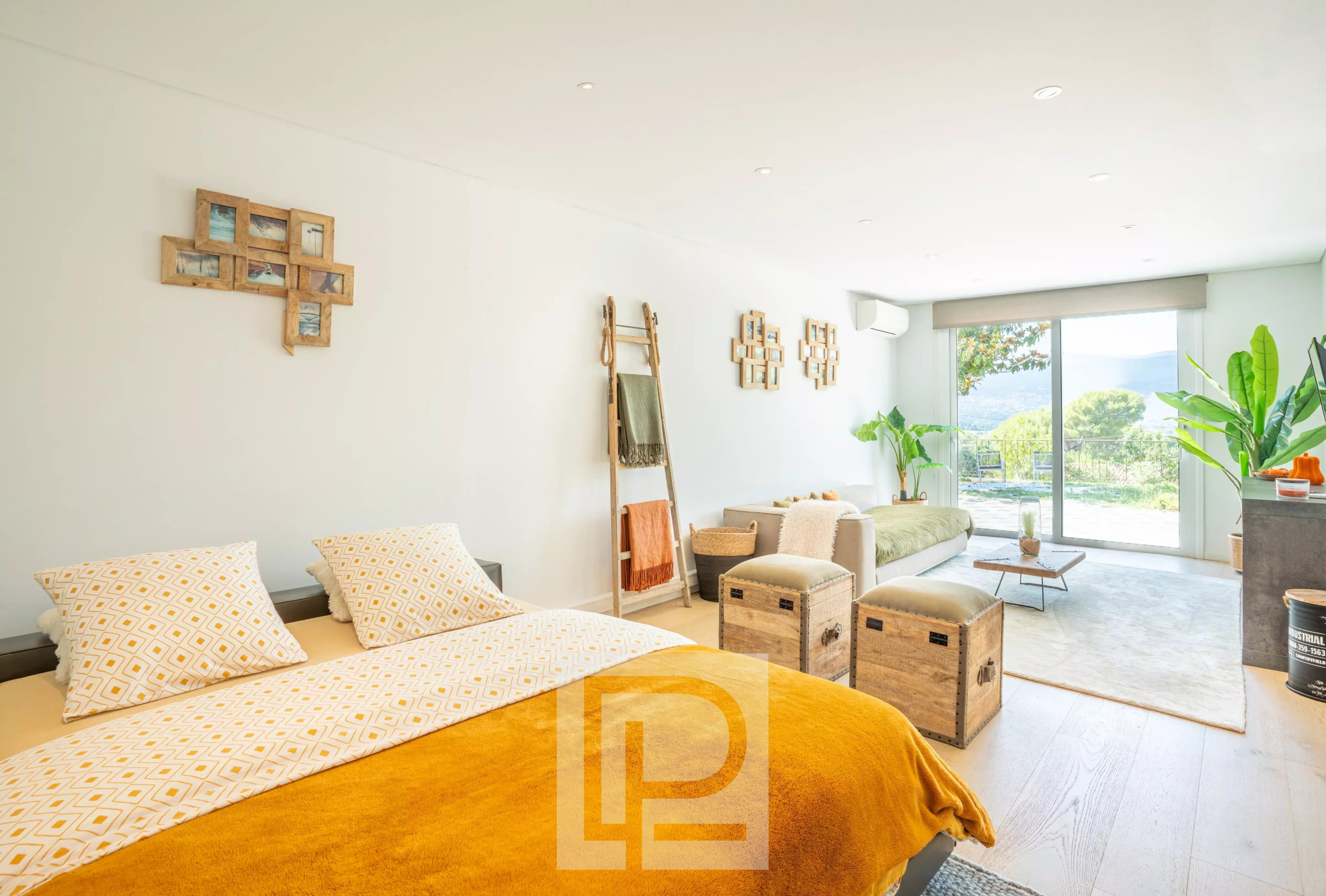 Room in a Provençal villa in Mougins Bright room with double bed and access to a garden, overlooking the hills.