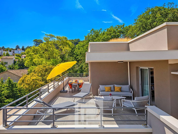 Terrasse d'un appartement avec vue sur le village de Mougins et les collines environnantes.