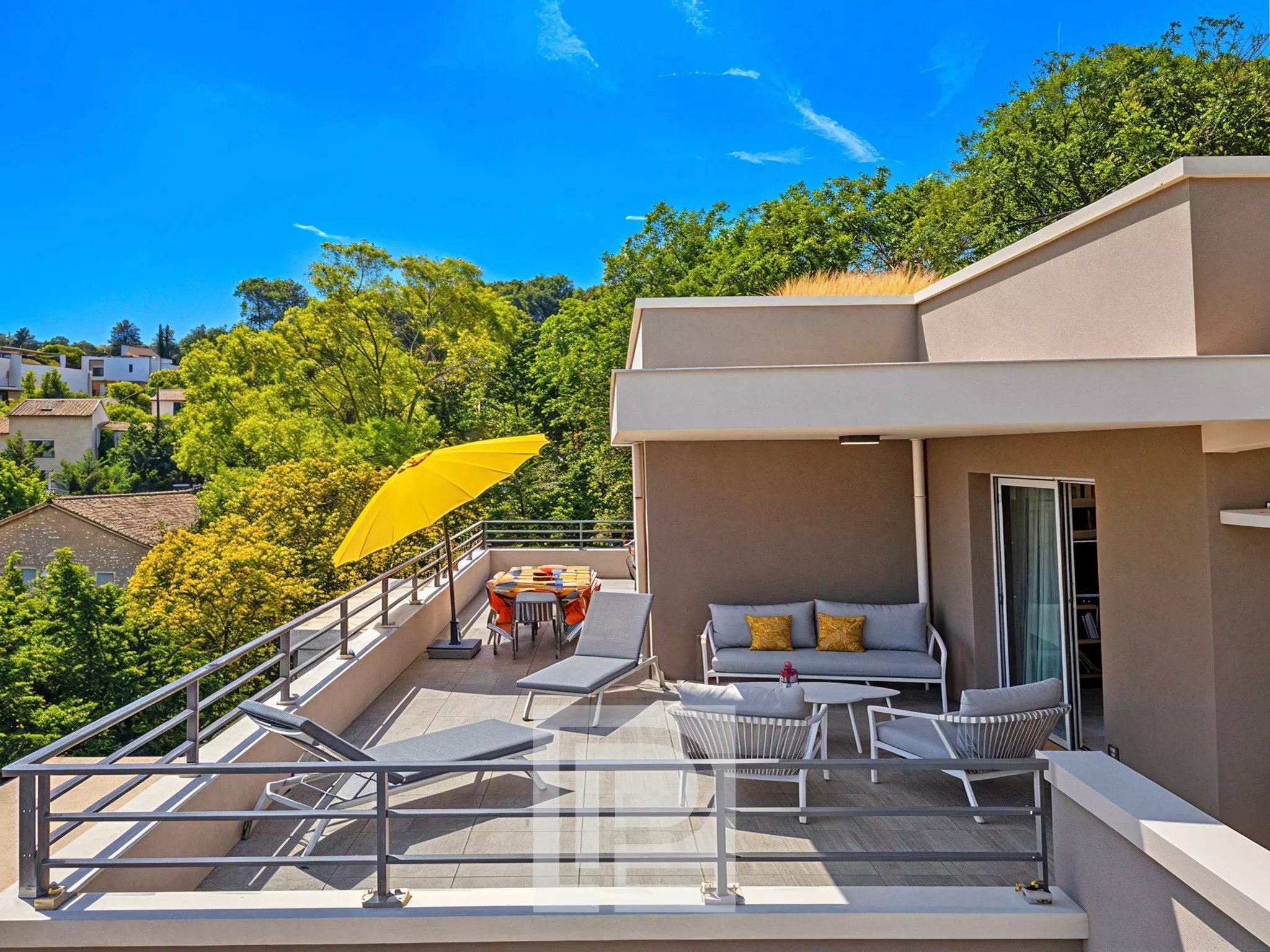 Appartement avec terrasse à Mougins Terrasse d'un appartement avec vue sur le village de Mougins et les collines environnantes.
