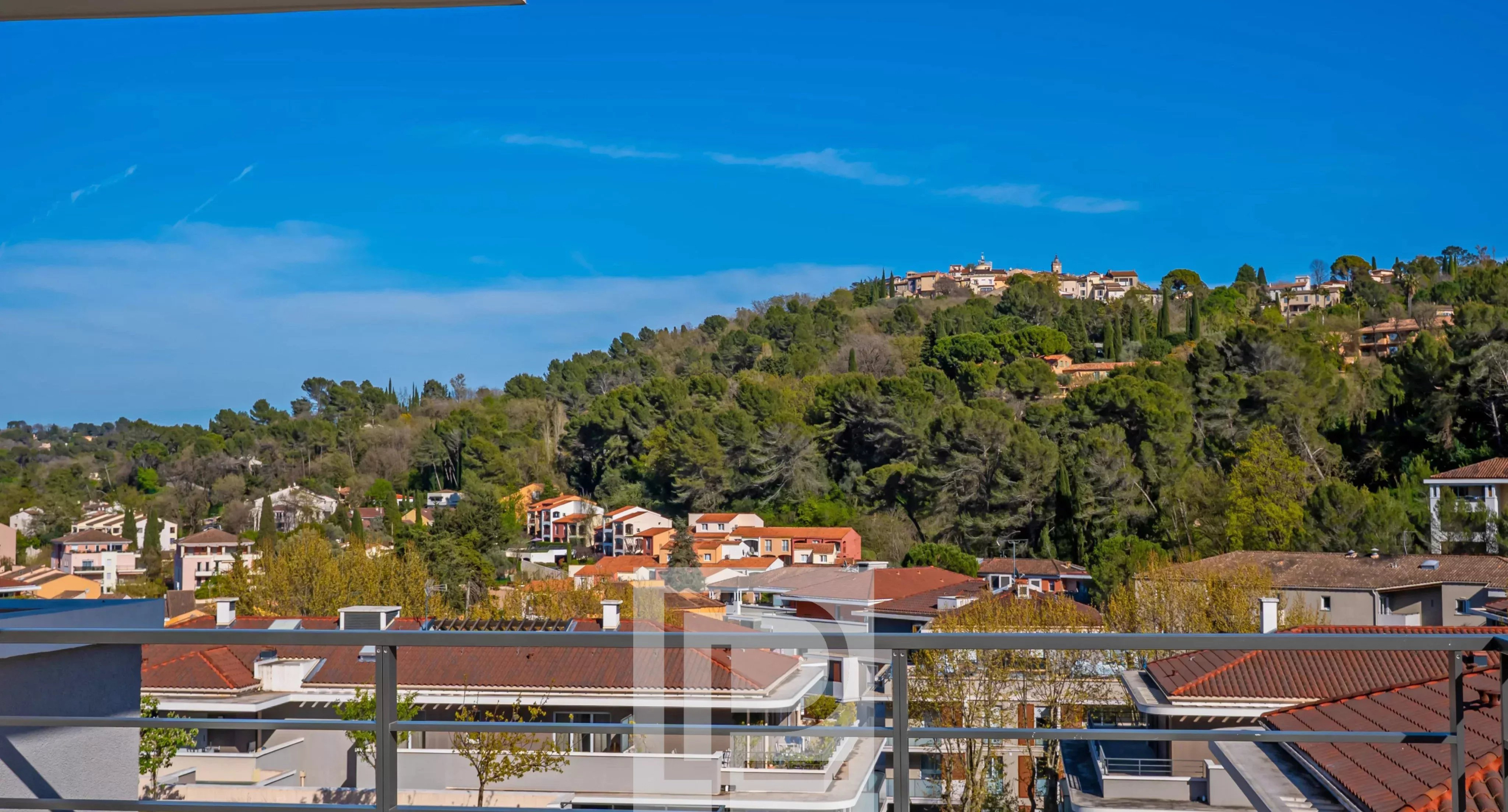 Vue panoramique sur Mougins Vue des collines et du village de Mougins depuis un appartement en résidence sécurisée.