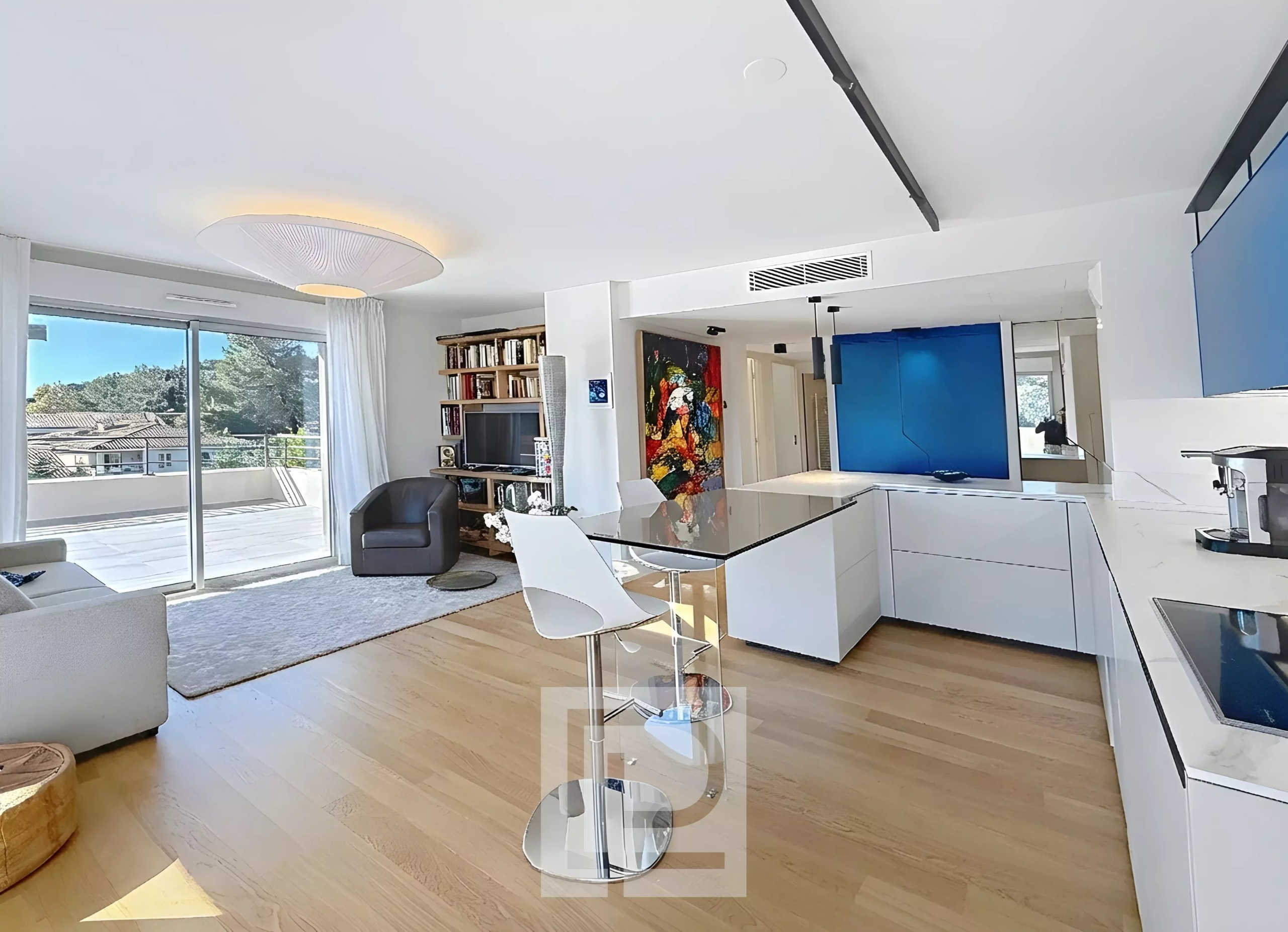 Appartement moderne à Mougins Intérieur d'un appartement moderne avec salon, cuisine ouverte et accès à une terrasse.