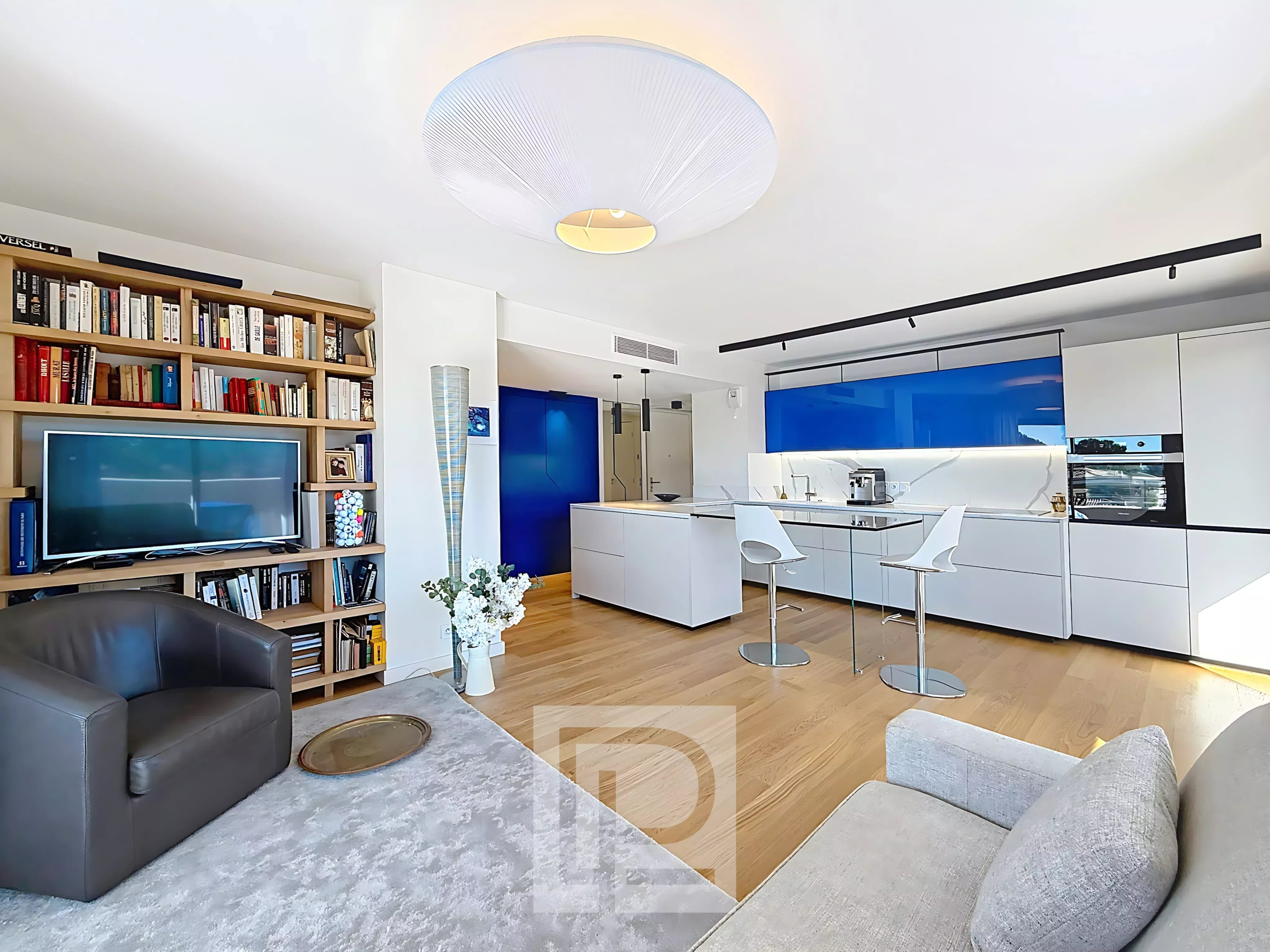 Appartement moderne à Mougins Intérieur d'un appartement moderne avec cuisine ouverte et salon, résidence à Mougins.