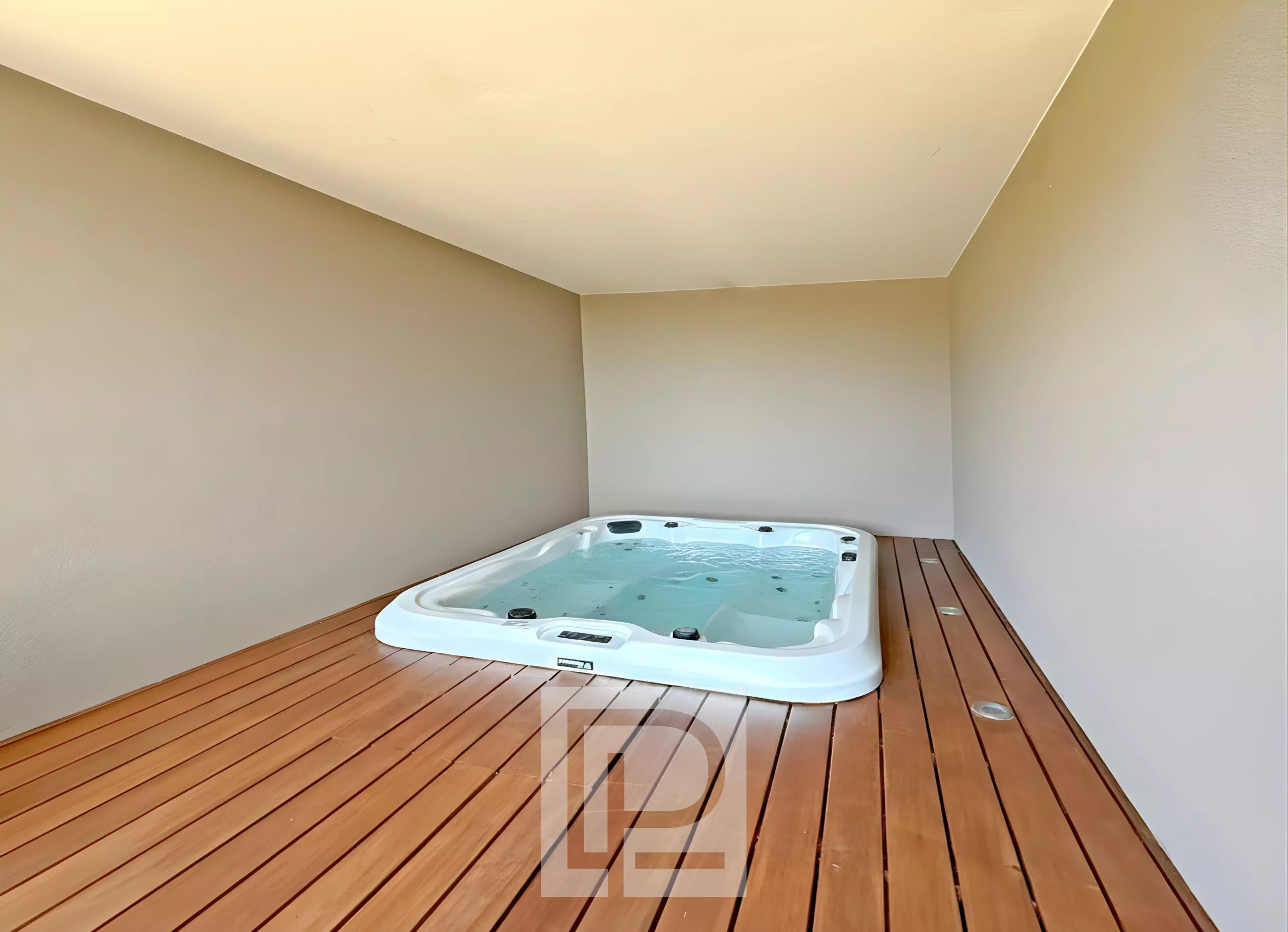 Jacuzzi dans un appartement à Mougins Jacuzzi sur une terrasse en bois dans un appartement à Mougins