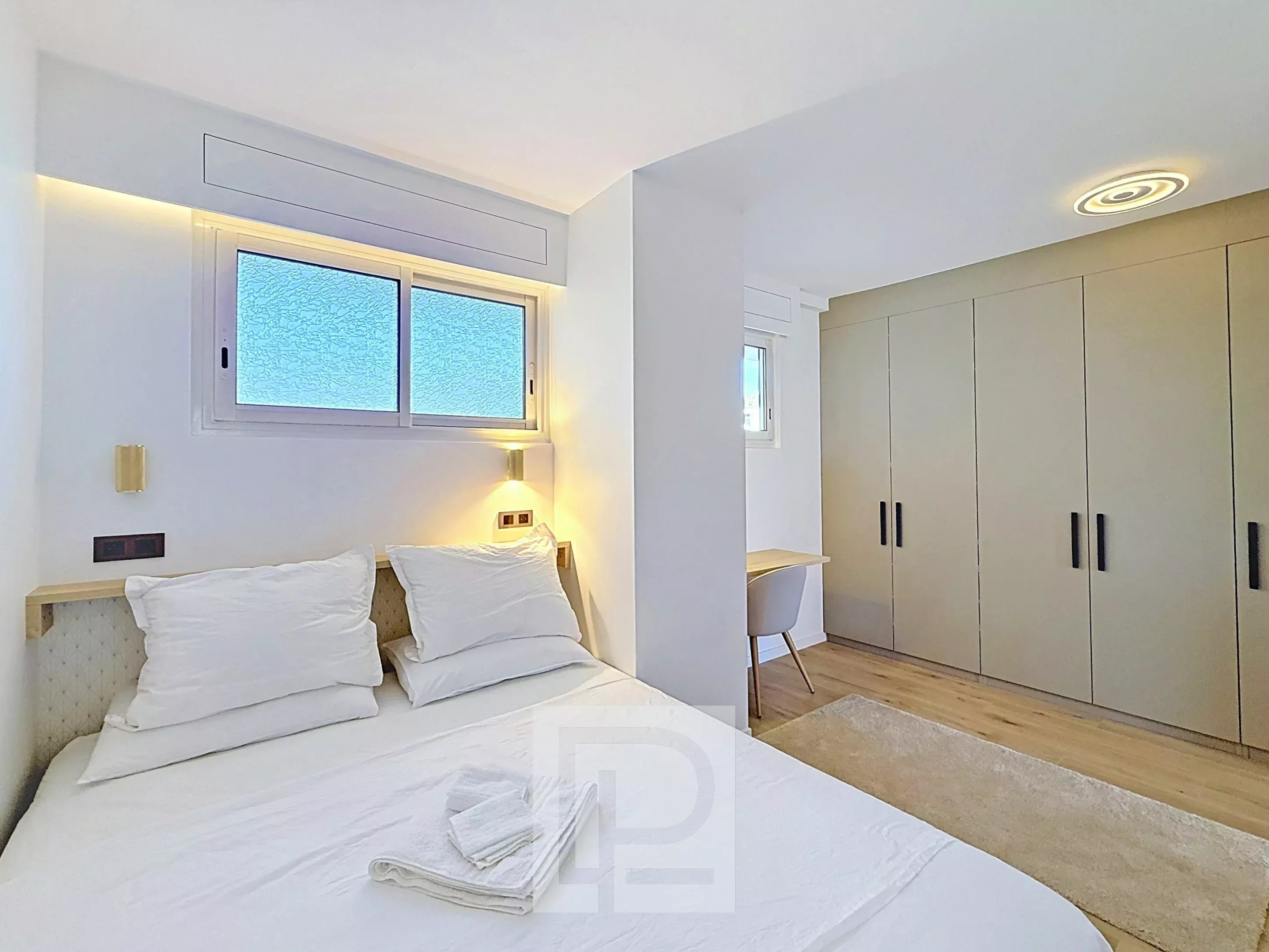 Chambre d’appartement rénové à Cannes Chambre d'un appartement rénové à Cannes, avec lit double et placard intégré.