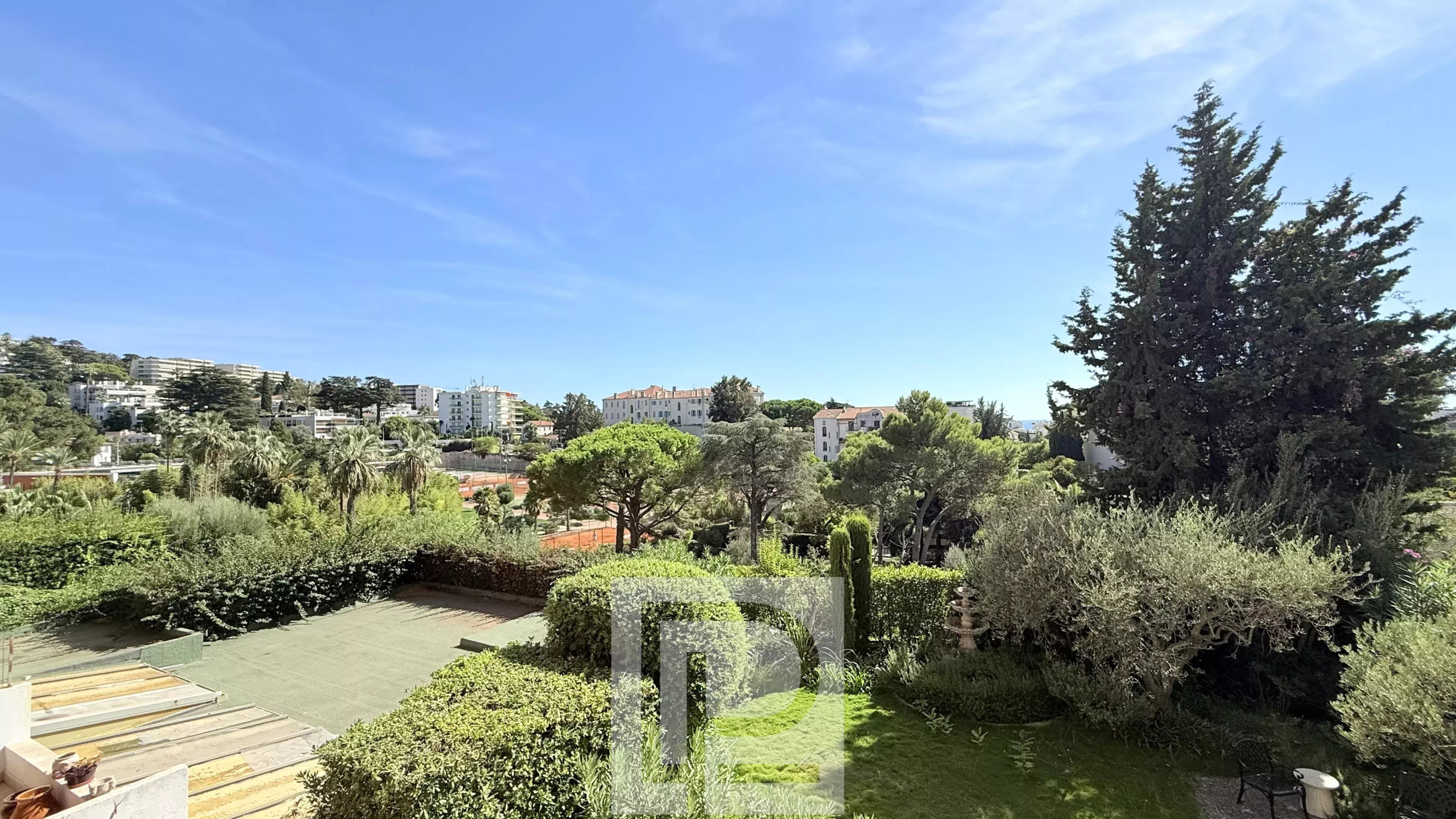 Vue depuis un appartement à Cannes Vue dégagée sur un jardin et des bâtiments à Cannes depuis un appartement rénové.