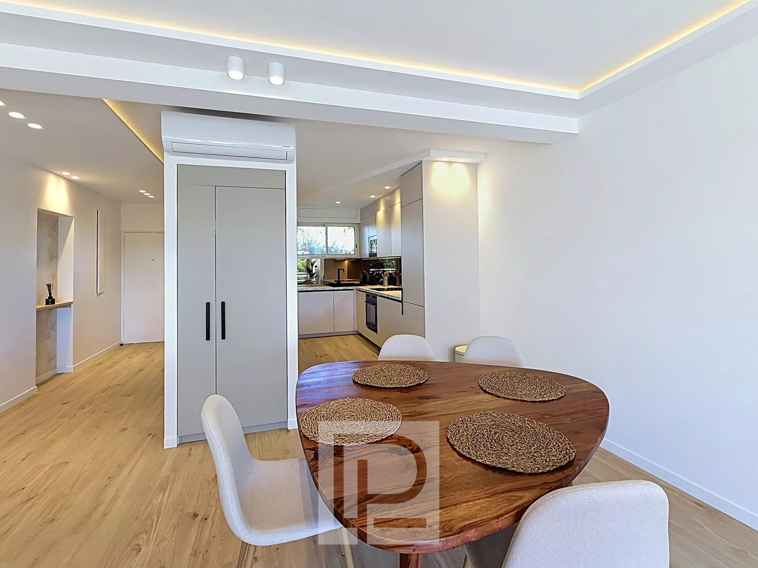 Appartement rénové à Cannes Intérieur d'un appartement rénové à Cannes, avec une salle à manger et une cuisine moderne.
