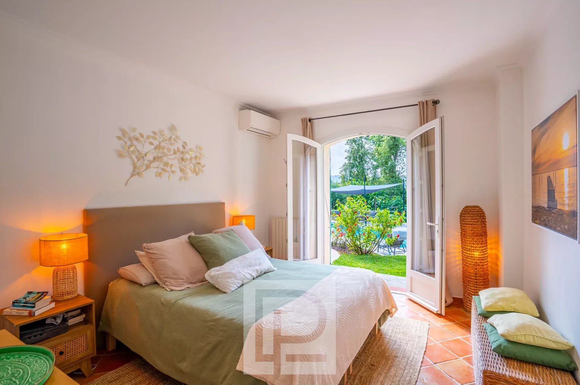 Chambre de villa provençale à Mougins Chambre d'une villa provençale rénovée avec accès à un jardin, située à Mougins.