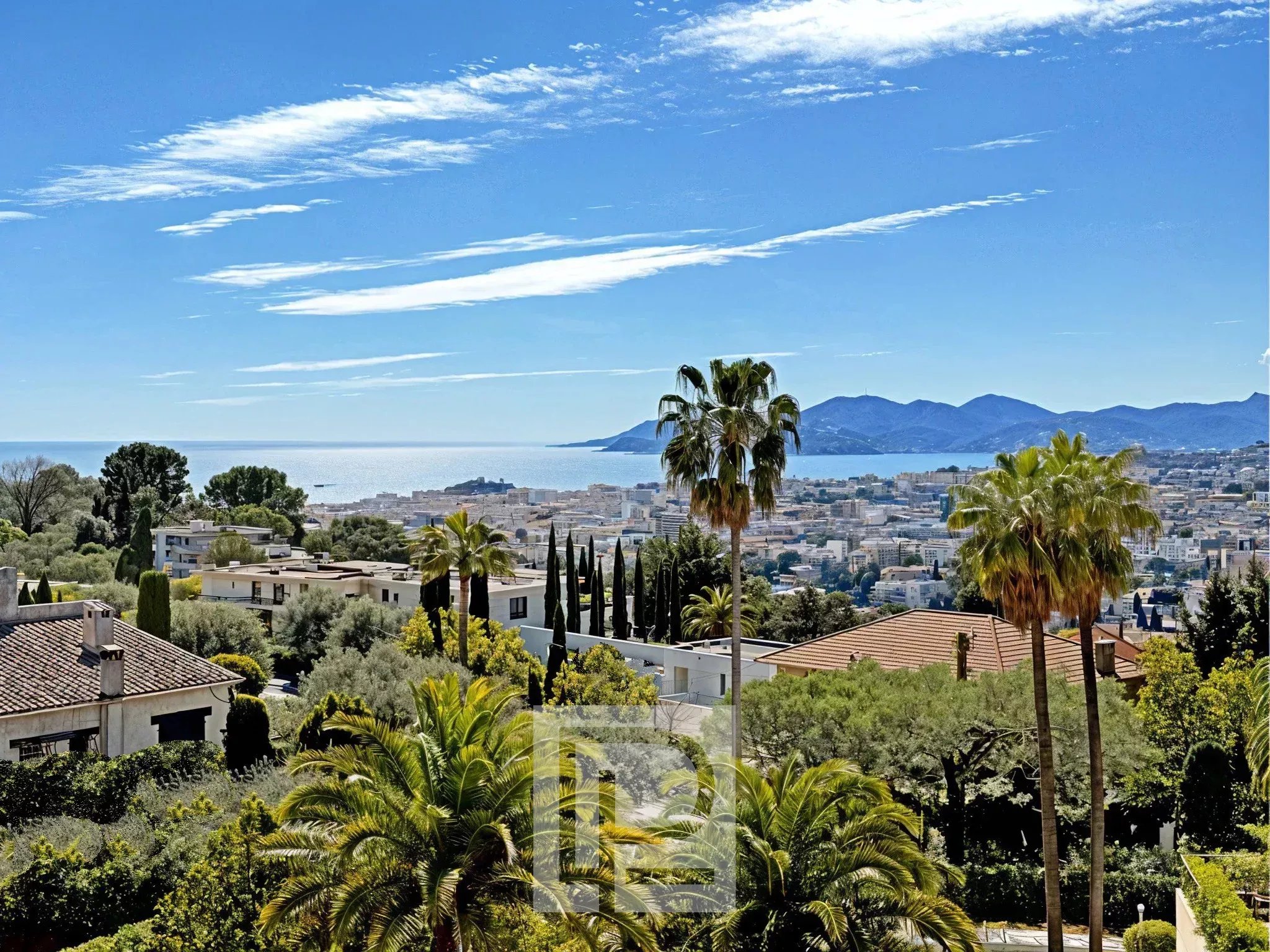 Sea and Estérel mountain views from the Victoria district Unobstructed view of the sea and the Esterel massif from an apartment in Le Cannet.